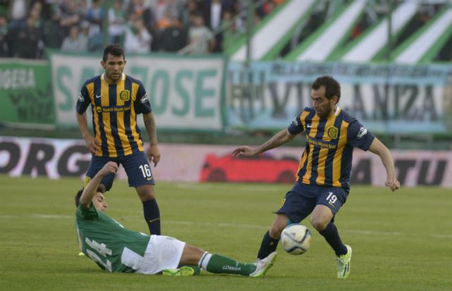 Con vehemencia. Delgado intenta sortear la marca de Calzada desde el piso. Montoya sigue la jugada de cerca. Ninguno de los dos tuvo un buen partido.