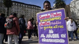 Personas con discapacidad, familiares y prestadores de servicios en una de las manifestaciones en reclamo por la ley de emergencia para el sector
