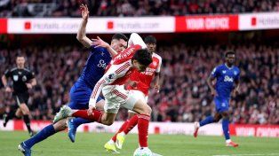 Arsenal le ganó agónicamente a Everton y sigue arriba en la Premier League