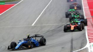 Franco Colapinto encabeza un pelotón durante el sprint en España. Este domingo larga tercero la final de la Fórmula 2.