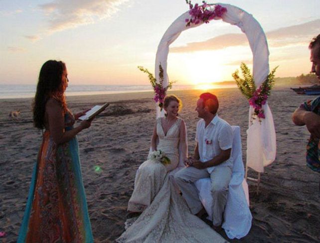 La pareja probó la boda de cada país visitado.