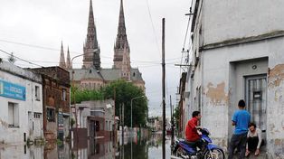 Al menos cien evacuados y alerta roja en Luján por la crecida del río