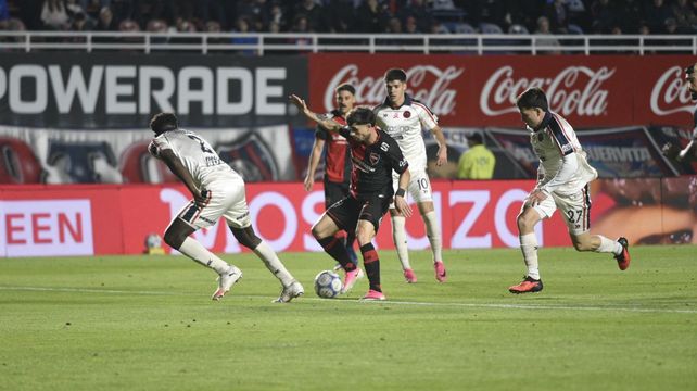 Walter Mazzantti maniobra en el último partido ante San Lorenzo en el Nuevo Gasómetro. Newell’s se despide en el Coloso y luego debe ir a Alta Córdoba.