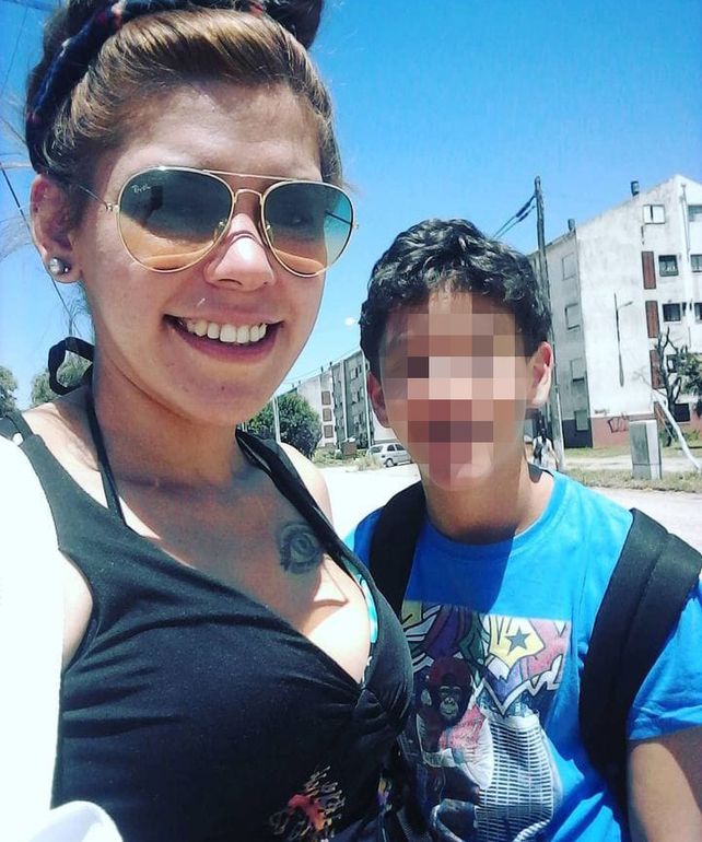 Santiago Tobías Hellman Suárez en una foto de hace unos años junto a su mamá Lourdes Hellam Suárez.