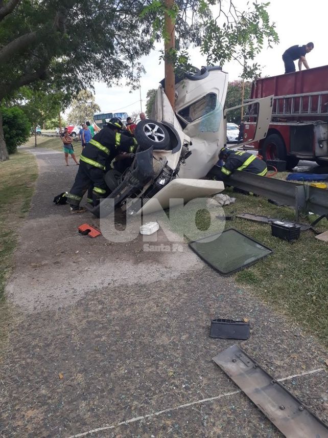 Chocó el guardrail, voló y quedó enroscado a una columna metálica