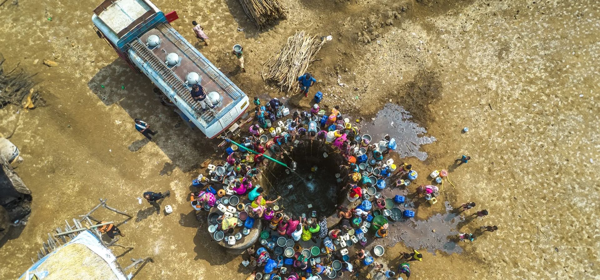 Lucha por la sed por Pratik Chorge. Los aldeanos de Thadacha Pada se reúnen alrededor de un pozo seco para llenar el agua proporcionada por camiones cisterna en Shahapur en el distrito de Thane de Mumbai, India. Incluso después de rodear la aldea con grandes presas como Bhatsa, Tansa y Vaitarna, muchas aldeas todavía enfrentan escasez de agua.