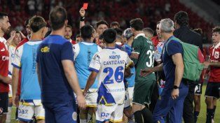 Zunino le muestra la roja a Malcorra tras la derrota de Central en cancha de Independiente.