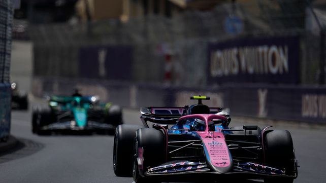 Franco Colapinto contiene a Lance Stroll. Buena carrera del argentino en Mónaco