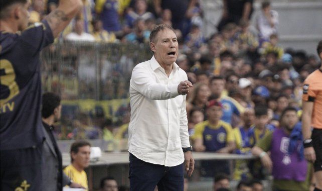 Ariel Holan está obligado a meter mano en el equipo de Central que recibirá a Talleres.