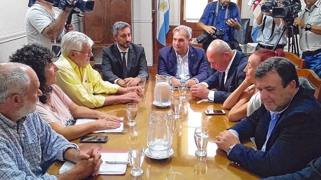 En sintonía. Funcionarios provinciales y gremialistas