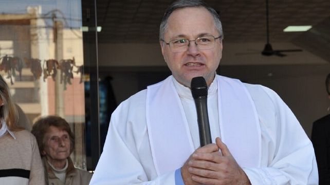 El padre Walter Minigutti fue nominado al premio a la Excelencia Mar de Cristal.