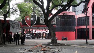 Newells pidió a sus hinchas paz interna y aseguró que llamará a elecciones