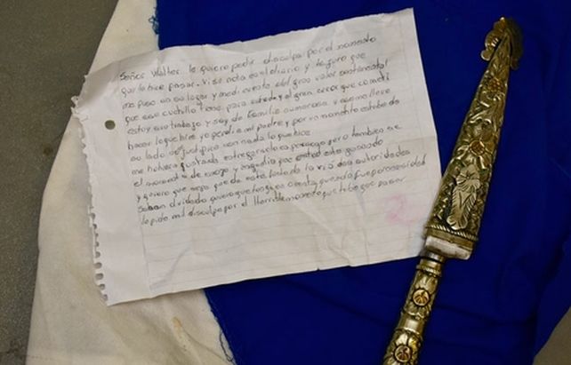 conmovedor. El ladrón devolvió el cuchillo de hoja Arbolito