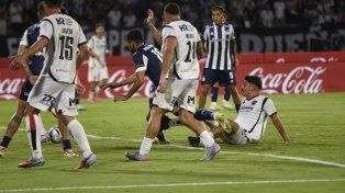 Matías Cóccaro remata desde el piso ante Talleres en la previa del descuento de Newells en Córdoba.&nbsp;