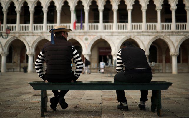 Gondoleros conversan mientras esperan a los clientes cerca de la plaza de San Marcos. Venecia en la época del coronavirus es un caparazón en sí misma, con plazas vacías, basílicas cerradas y gondoleros holgazaneando sus días.