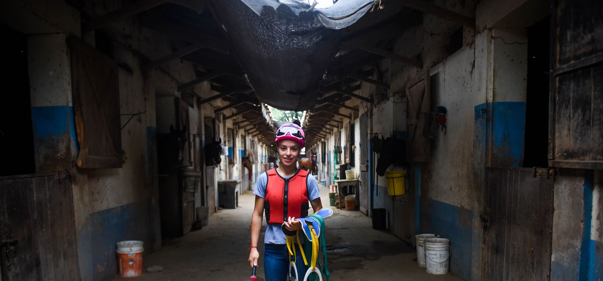 Graciela, la primera mujer recibida de jocketa en el hipódromo del parque Independencia