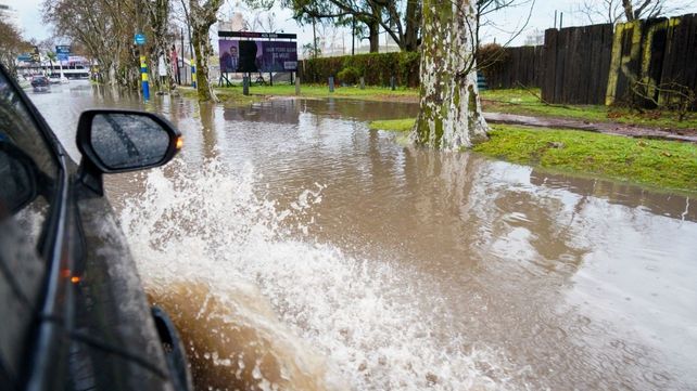 Avenida Alberdi a la altura del cruce. Las intensas lluvias provocaron anegamientos de calles en Rosario.