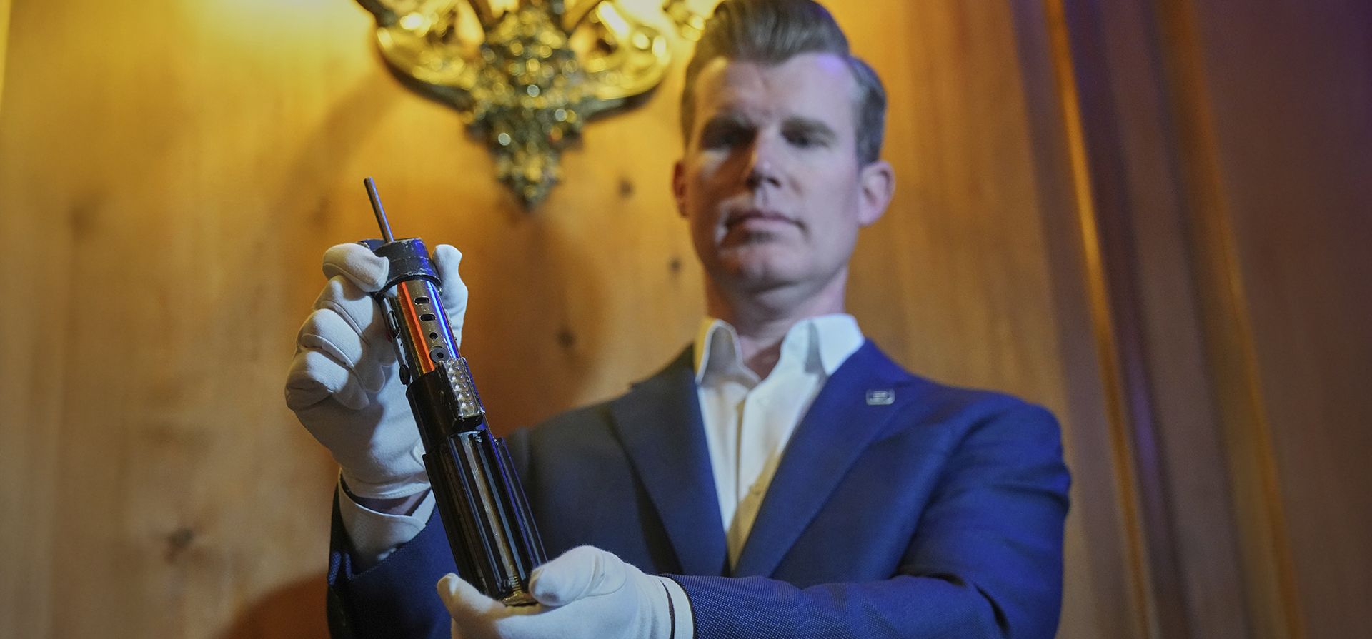 El sable de luz de duelo principal de Darth Vader, usado en las películas de Star Wars: El Imperio Contraataca (1980) y El Retorno del Jedi (1983), se exhibirá en una vista previa a la subasta en Londres el miércoles 6 de agosto de 2025. Su valor estimado es de entre uno y tres millones de dólares y se subastará en Los Ángeles el 6 de septiembre. (Foto AP/Joanna Chan) El sable de luz de duelo principal de Darth Vader, usado en las películas de Star Wars: El Imperio Contraataca (1980) y El Retorno del Jedi (1983), se exhibirá en una vista previa a la subasta en Londres el miércoles 6 de agosto de 2025. Su valor estimado es de entre uno y tres millones de dólares y se subastará en Los Ángeles el 6 de septiembre. (Foto AP/Joanna Chan)