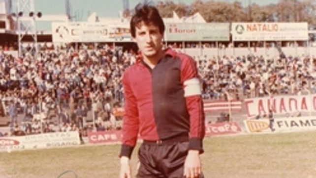 Con la rojinegra. Y la cinta de capitán en el estadio del Parque. De yapa