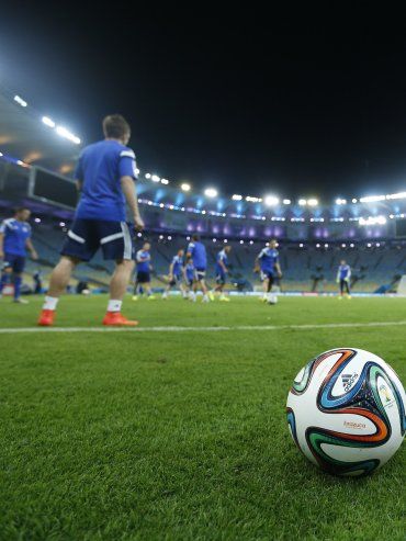 Pelota parada: en qué invierten los futbolistas cuando están fuera de juego