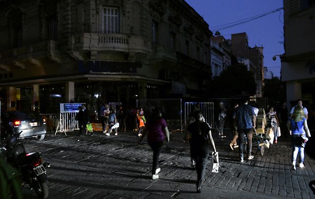 un cierre de jornada diferente. La interrupción del servicio se produjo justo al anochecer y cuando miles de rosarinos volvían ayer a sus hogares. (Silvina Salinas / La Capital)