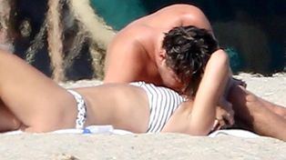 Leonardo DiCaprio y Nina Agdal, a los besos en la playa