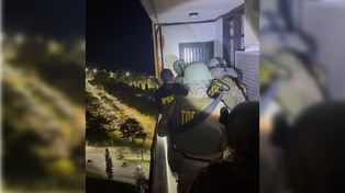Personal de las TOE ingresa a la vivienda en la que capturaron a Waldo Bilbao, uno de los prófugos más buscados de Santa Fe.