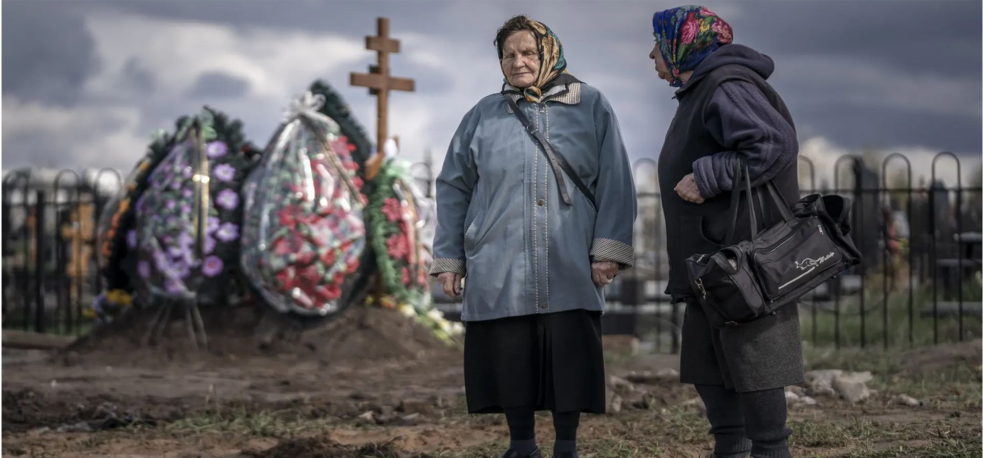 Borodyanka, Ucrania. Dos mujeres se preparan para cantar canciones tradicionales para un entierro en un cementerio. 