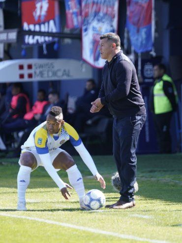 Almirón: El clásico fue un golpe fuerte y Central mostró personalidad con Tigre