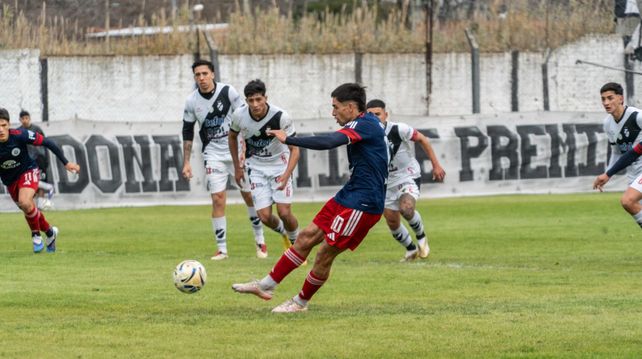 Primera C. Juan Ignacio Vieyra con un tiro penal puso el 1 a 1 ante Claypole.&nbsp;