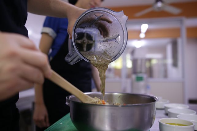 Especialistas en vida sana ofrecen sus hamburguesas de quinoa
