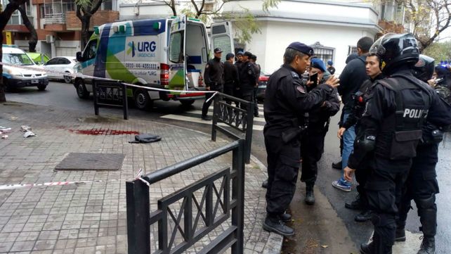El delincuente es asistido en una ambulancia en Montevideo e Italia.