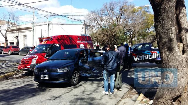 Socorrieron a una mujer atrapada en el interior de un vehículo
