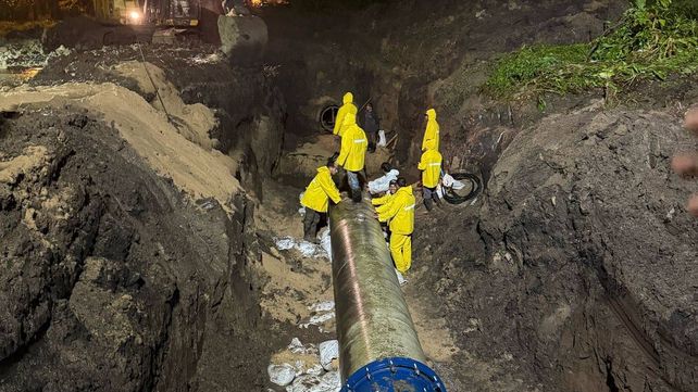 Personal municipal comenzó con las tareas para reparar el caño de 900 mm