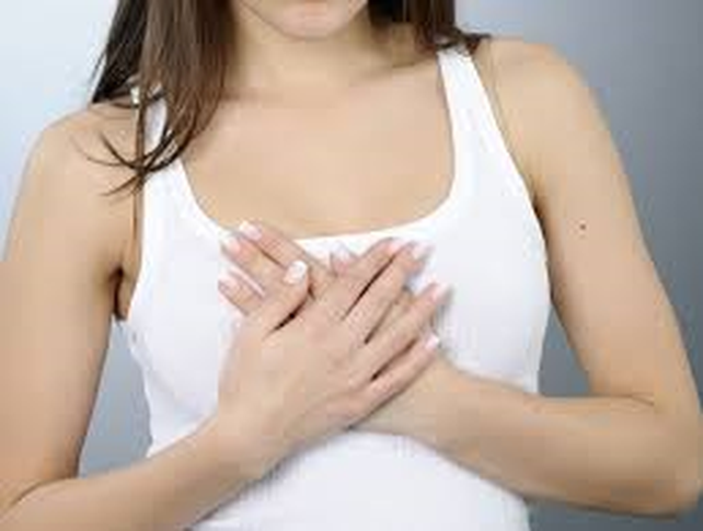 Señal. El dolor en el tórax es un síntoma común del ataque de pánico y una alteración cardiovascular.