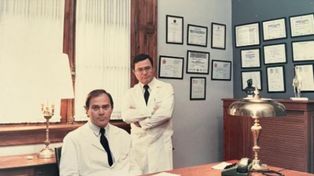 Los hermanos Aparicio. Francisco(parado) y José Luis(sentado). Médicos traumatólogos y ex profesionales históricosdel cuerpo técnico auriazul, hoy dos ilustres de la ciudad.