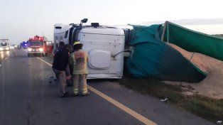 El tránsito es asistido por Gendarmería y Policia en el kilómetro 4 de la Autovía 14, en cercanías de Ceibas. El camionero debió ser rescatado y hospitalizado