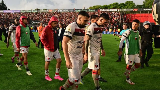 Los jugadores de Colón dejan el campo de juego del Coloso tras caer contra Gimnasia.