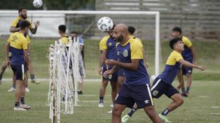 Central salta a la cancha, juega y se pega la vuelta