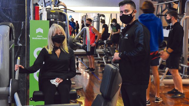 Con barbijo. Los gimnasios reabrieron sus puertas en toda la provincia con grupos reducidos y medidas preventivas.