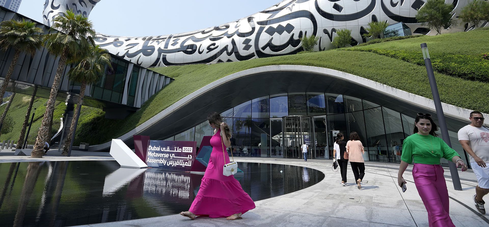 Visitantes salen del Museo del Futuro, sede de la Asamblea del Metaverso de Dubái, en Dubái, Emiratos Árabes Unidos, el miércoles 28 de septiembre de 2022. Con la tecnología del Metaverso, Dubái espera atraer a unas 1000 empresas de tecnología para respaldar 40.000 empleos virtuales y agregar 40 mil millones de dólares al PIB de Dubái para el año 2030.