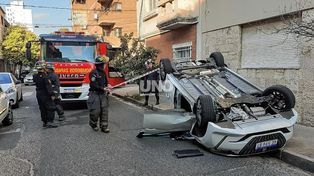 Insólito choque en barrio Sur. Una conductora perdió el control de su vehículo, chocó dos autos estacionados y terminó volcando.&nbsp;