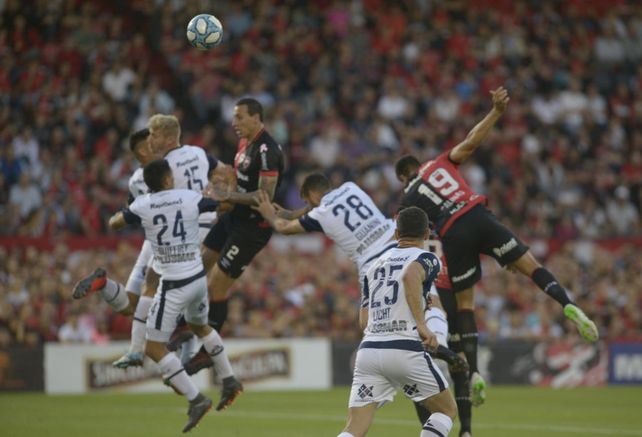 Newells hizo todo mal y fue noqueado por el Gimnasia de Maradona