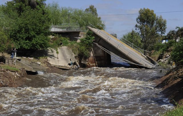 El puente sobre avenida San Martín se derrumbó el 30 de octubre a consecuencia del temporal del 21 y 22 de ese mes. Será reconstruido