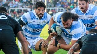 El rosarino Lucio Sordoni (con la pelota) vuelve al XV inicial de Los Pumas
