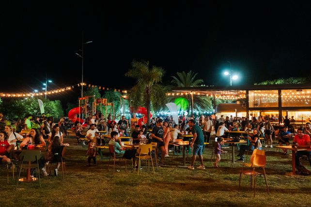 Paseo Ludueña se diferenció de otros bares sumando juegos para que familias y amigos puedan entretenerse.