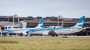 Dos vuelos especiales de Aerolíneas traen varados