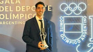 Teo Migliavacca con el galardón que le otorgaron por su destacada temporada.