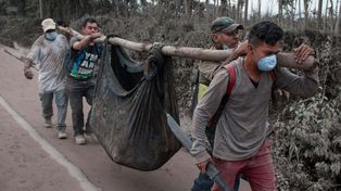 Guatemala suspendería la búsqueda de cuerpos en el volcán