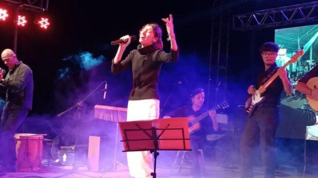 En escena junto a sus músicos